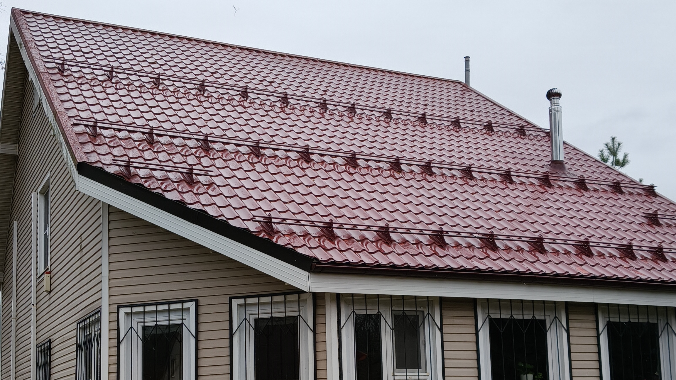 Добавили еще один ряд снегозадержателей