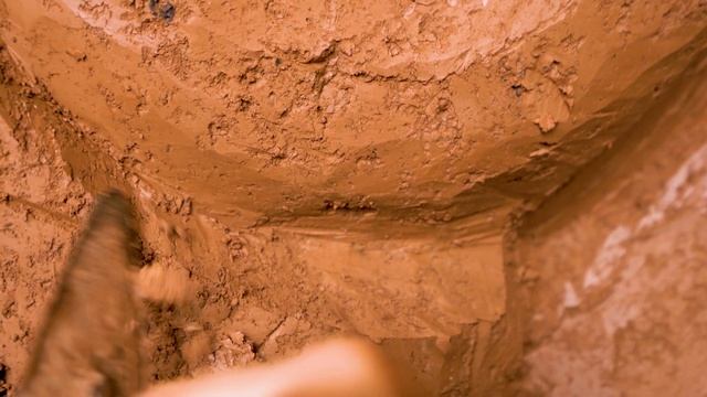 Построить подземный дом с большой кроватью и современным подземным бассейном