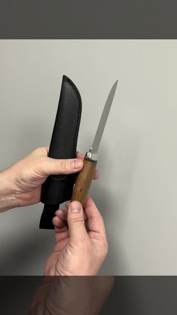 Следопыт орех 95Х18 - нож в руке