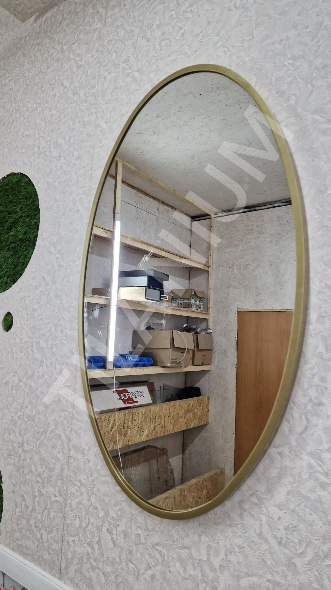 Зеркало в раме под латунь