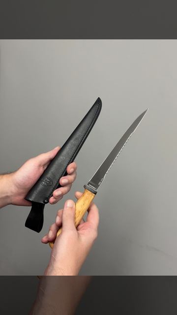 Белуга карельская береза 95Х18 - нож в руке