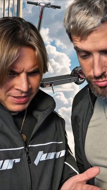 Чей трек играет?