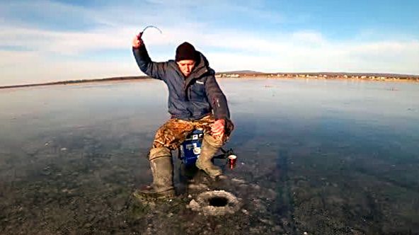 Рыбалка на окуня по первому льду!