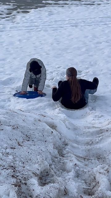 СПАСАЙ! Сестра на ледянке мчит на помощь 🚨❄️