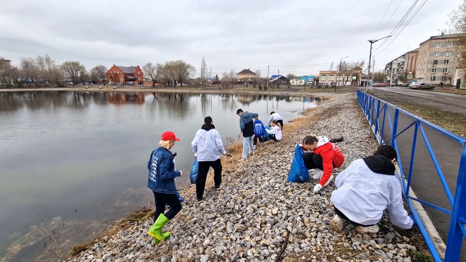Волонтеры навели порядок на пруду Вагановка