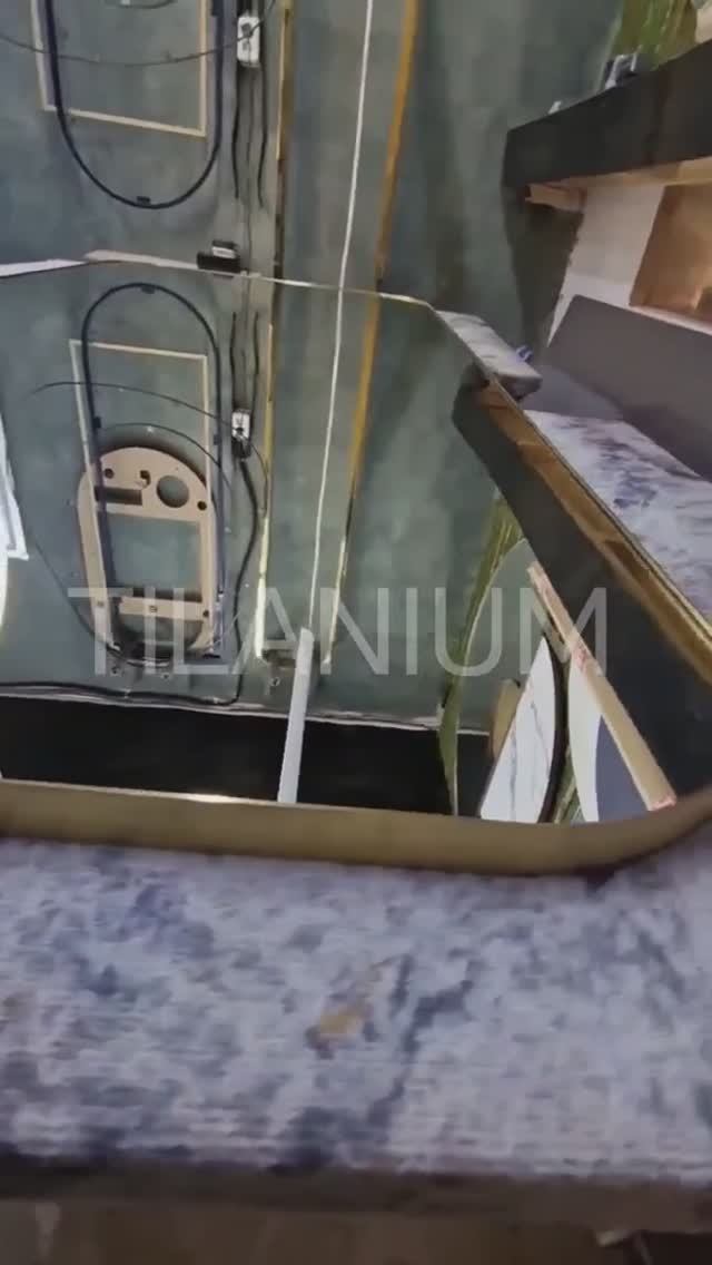 Зеркало в тонкой матовой золотой раме