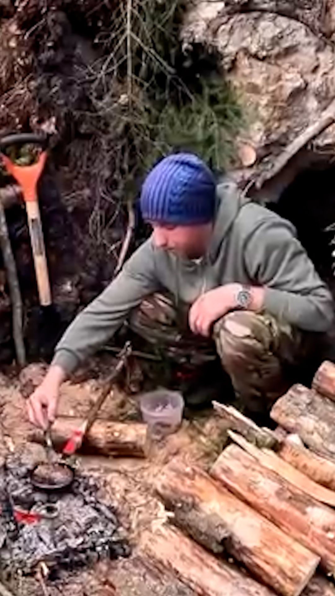 Готовлю обед на костре у своей лестной хижины