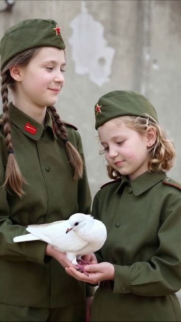 Птица мира в руках войны #война #мир #дети
