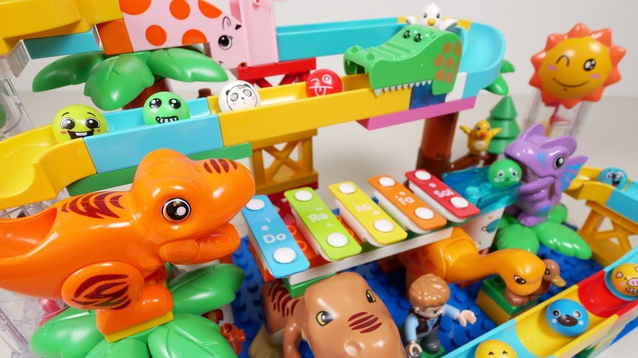 СТРОИМ МУЗЫКАЛЬНУЮ ГОРКУ ДЛЯ ШАРИКОВ С ДИНОЗАВРАМИ ВИДЕО ДЛЯ ДЕТЕЙ ДЕТСКИЙ КАНАЛ ИГРАЛКИ-ЗАЛИПАЛКИ