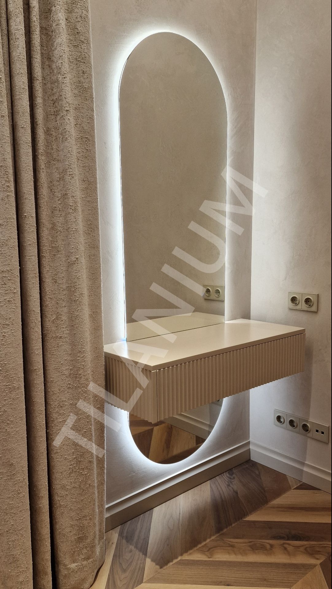 Зеркало без обрамления с тумбой