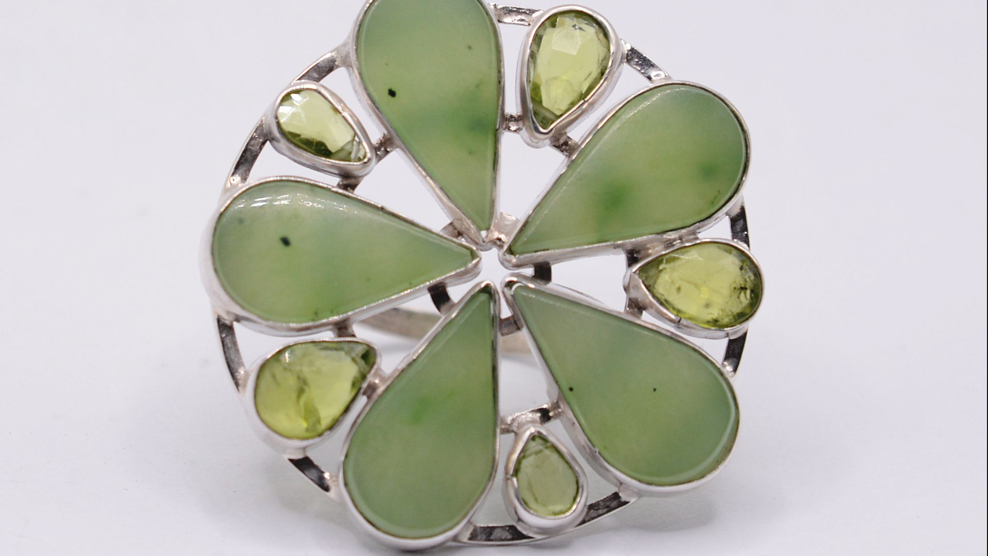 Кольцо Нефрит и Хризолит.