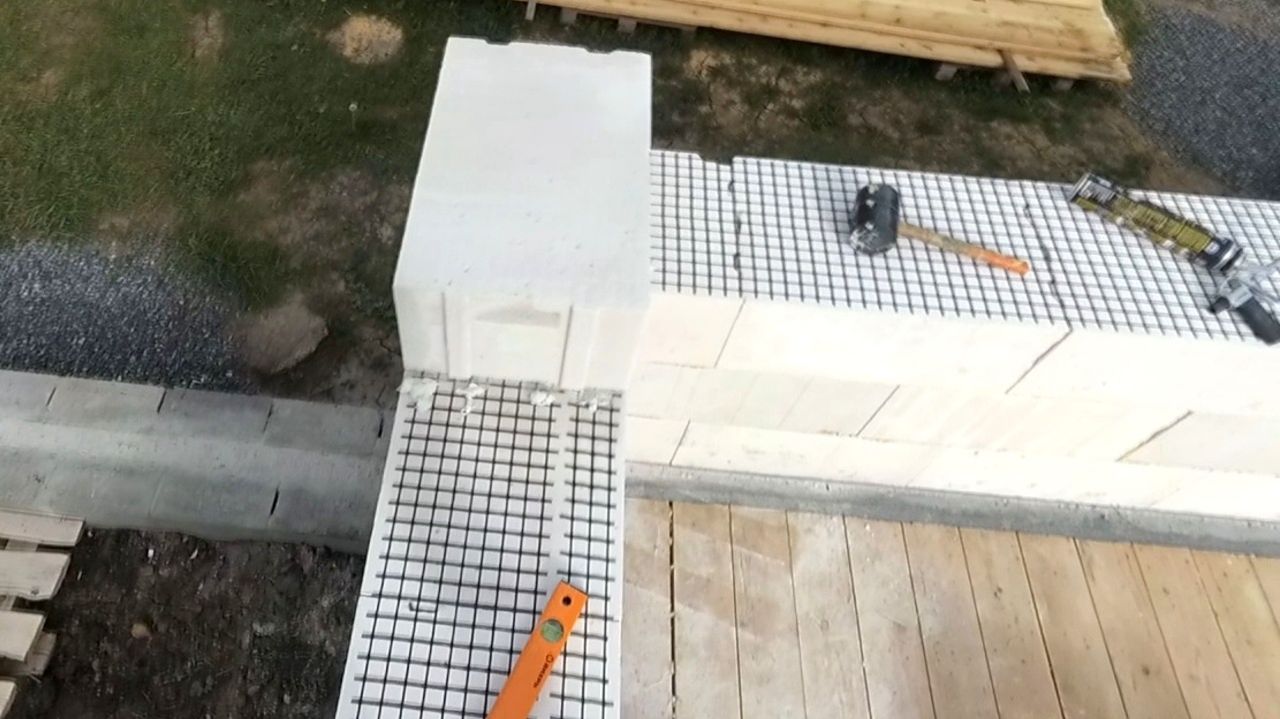Стройка дома из газоблоков на клей-пену своими руками. Начало стен, первые ряды кладки.