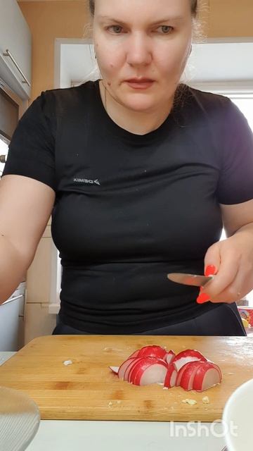 У вас остались еще крашеные яйца? Тогда готовим вкусный салат)