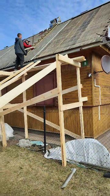 снимаем шифер дома у озера