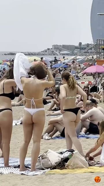 #Shorts Летний отдых на пляже в Испании. Барселона.