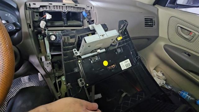 Как снять штатную магнитолу Хендай Туксон 1 2004 2005 2006 2007 2008 2009 2010 года