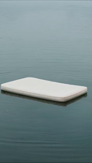 Матрас на воде: необычное зрелище #искусство #природа #медитация