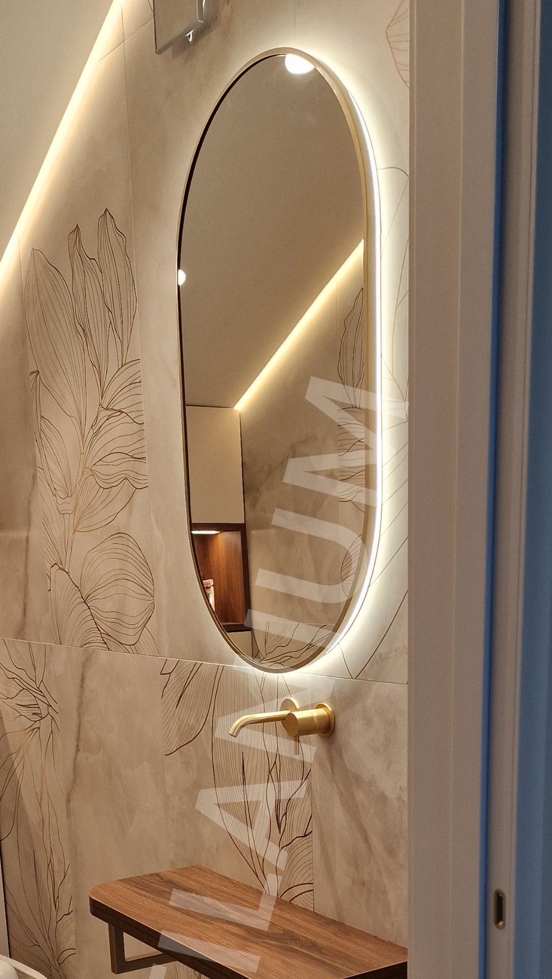 Зеркало в раме под латунь, с тыльной подсветкой