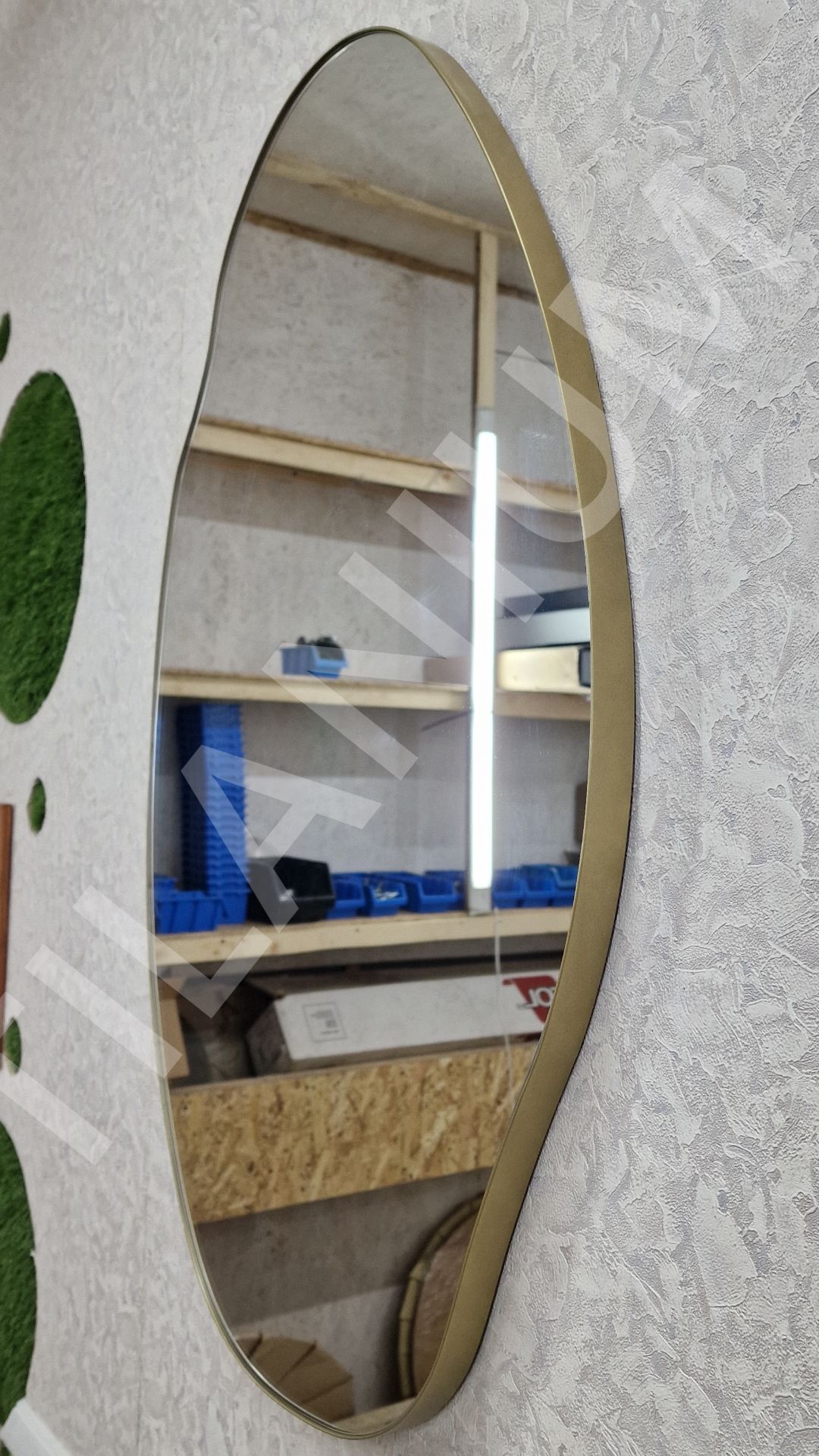 Зеркало в тонкой раме под латунь