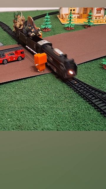 Поезд динозавров на жд переезде