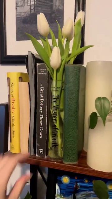 Прозрачный том, где распускаются белые тюльпаны