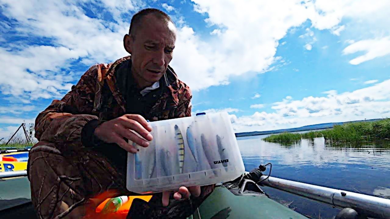 Простая рыбалка на щуку и окуня с лодки.