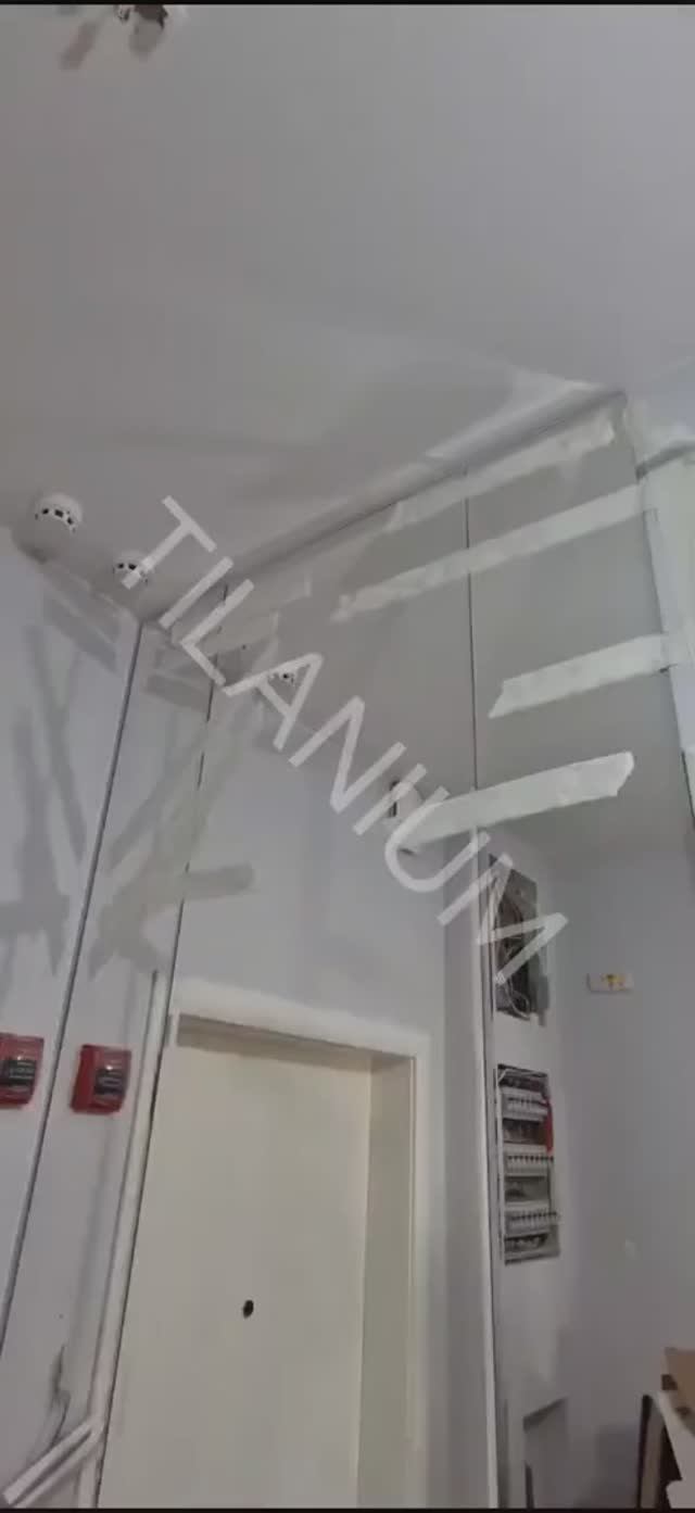 Зеркальное панно из осветленного зеркала с фацетом