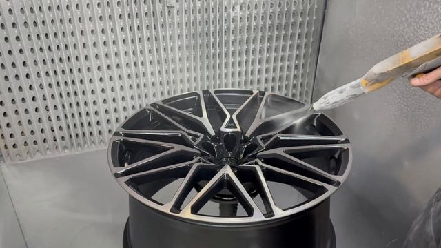 Процесс покрытия диска лаком после порошковой покраски и алмазной проточки