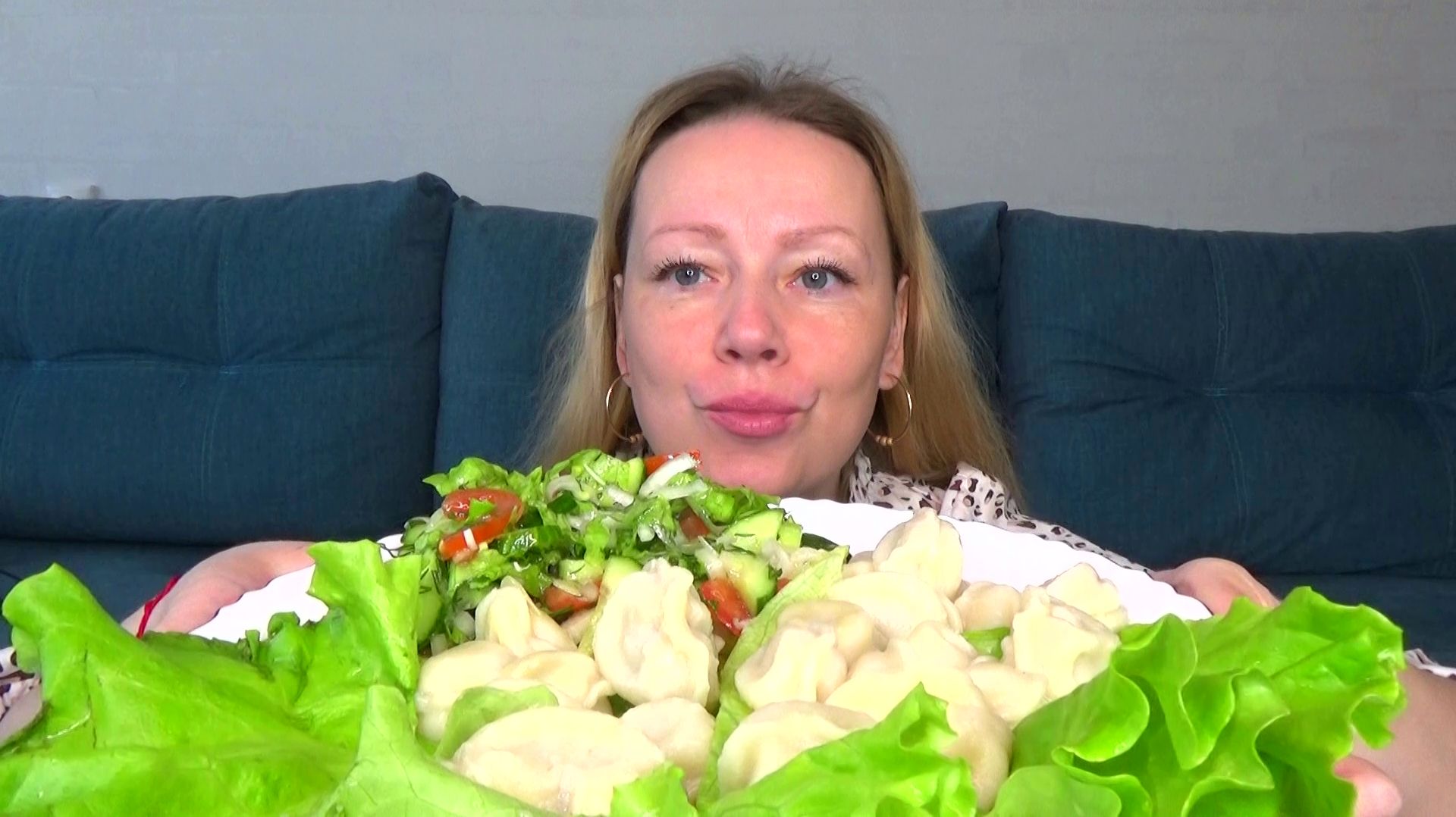 Мукбанг от Яновны ПЕльмени с сыром и аджикой, салат овощной, соус мой. Еда вкуснота.