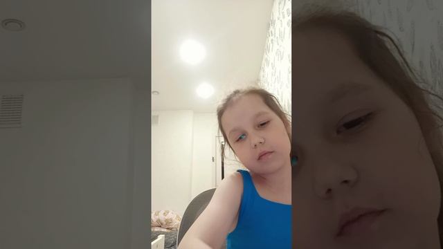 я показываю все свои рисунки и алфавит который я сделала в школе