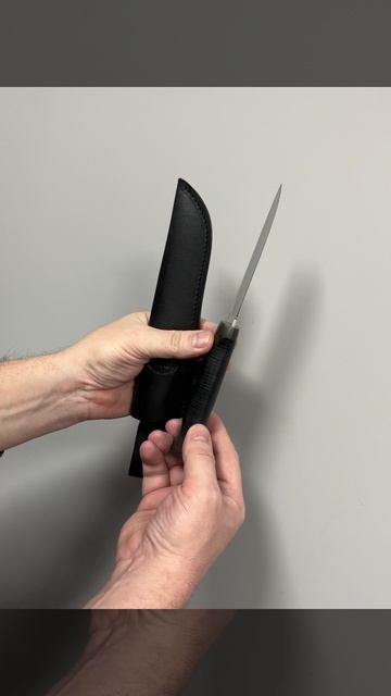 Следопыт кожа 95Х18 - нож в руке