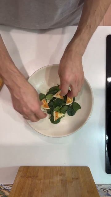 Салат с жаренным сулугуни, рамиро и авокадо