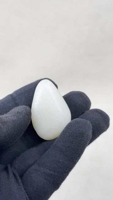 LS-37. Окатыш нефрита ДАНЬ СЭ ШИ 单色石