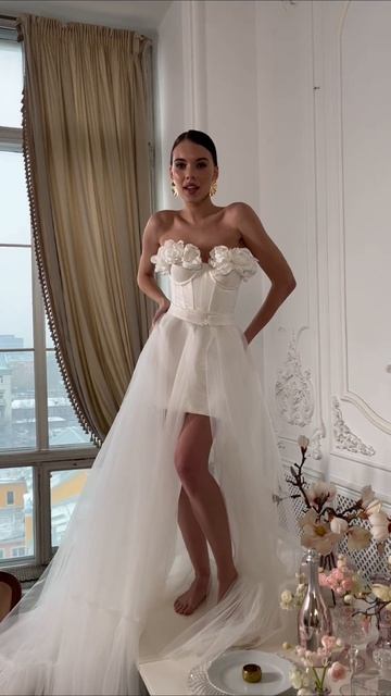 Свадебное платье Solo - модель мини, оригинальные 3D цветы, съёмный шлейф♥️

Прокат 33.900₽ - продаж