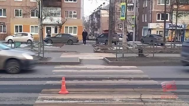 Объехал автомобиль, снижавший скорость перед 