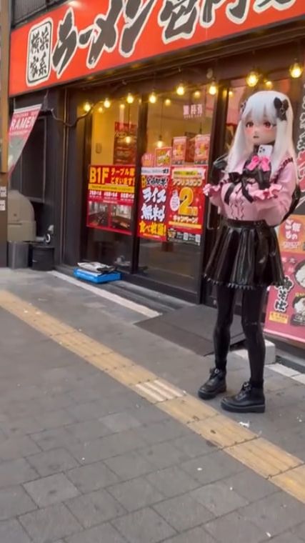 Кигуруми-кукла в качестве живой рекламы кафе.)