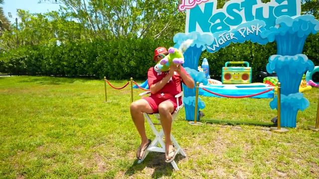 Настя и друзья внутри картонного домика