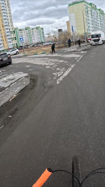 На самокатах ребята катаются (на самом деле нет) #велопоездка #велосипед #Тюмень