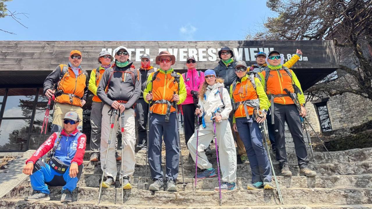 Группа Клуба 7 Вершин «Еще чуть-чуть» поднялась выше Намче Базара, чтобы увидеть Эверест и йети