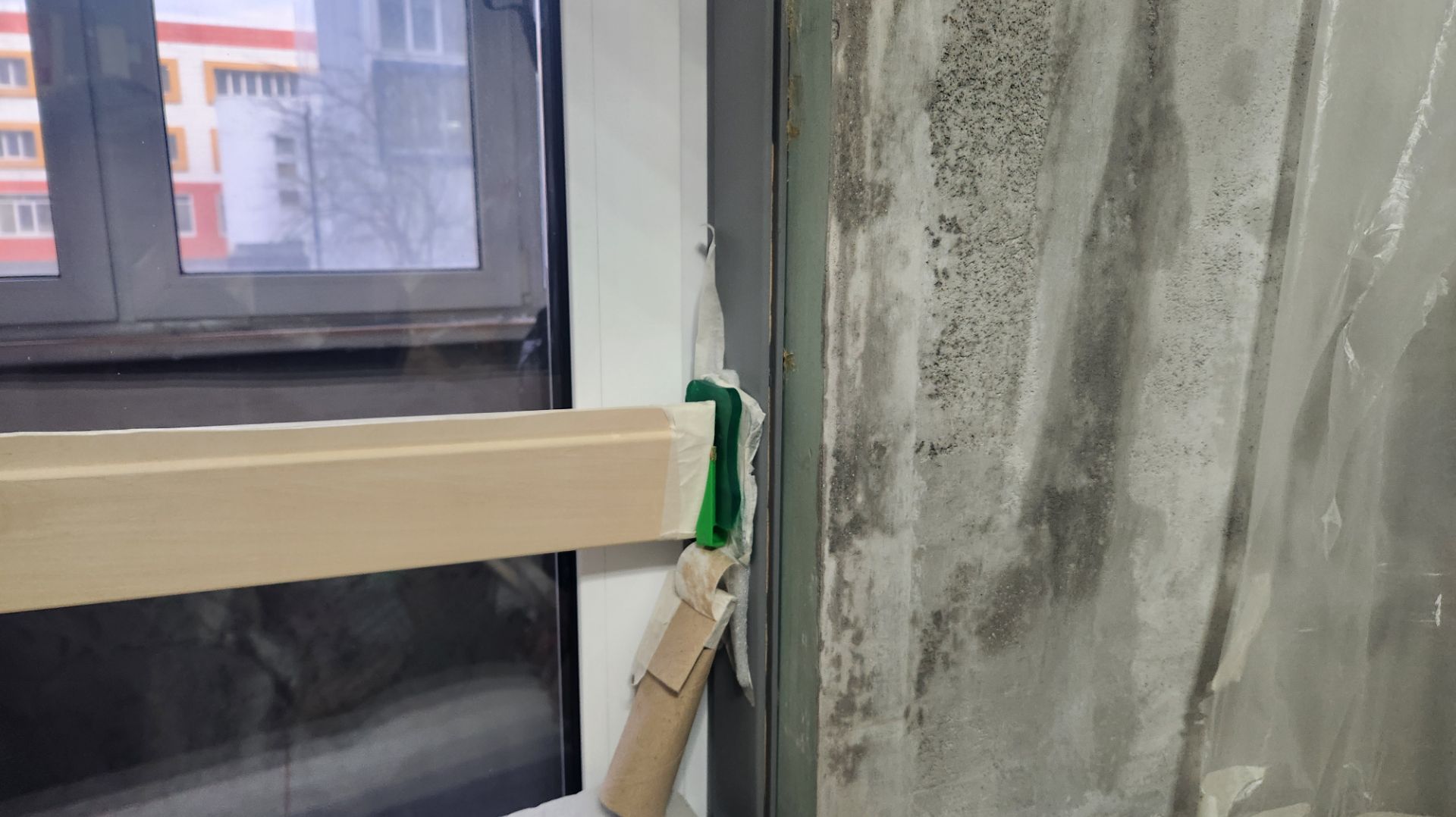 Монтаж клеем Titebond безуголкового широкого бокового деревянного откоса лофт 🪟 🪵