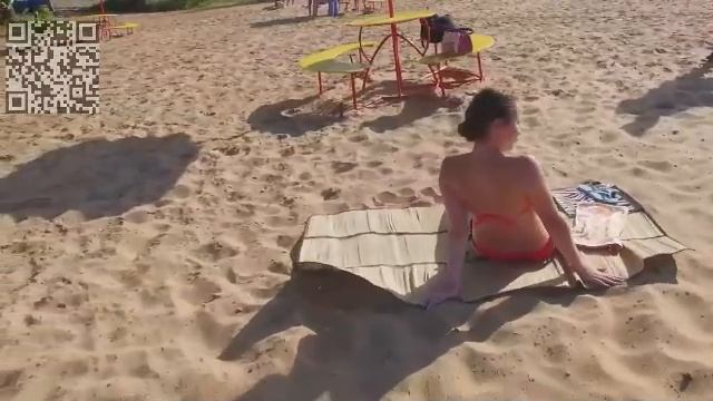 Красивая молодая девушка - позирует у воды в купальнике.