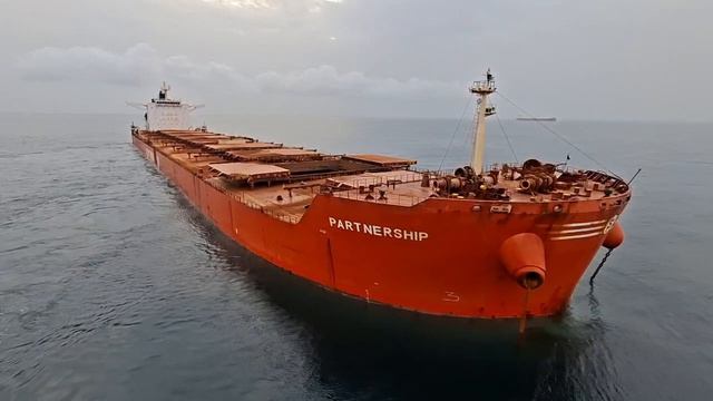 Красный цвет корпуса выделяет судно в порту, на рейде. Он как дорогой костюм на переговорах