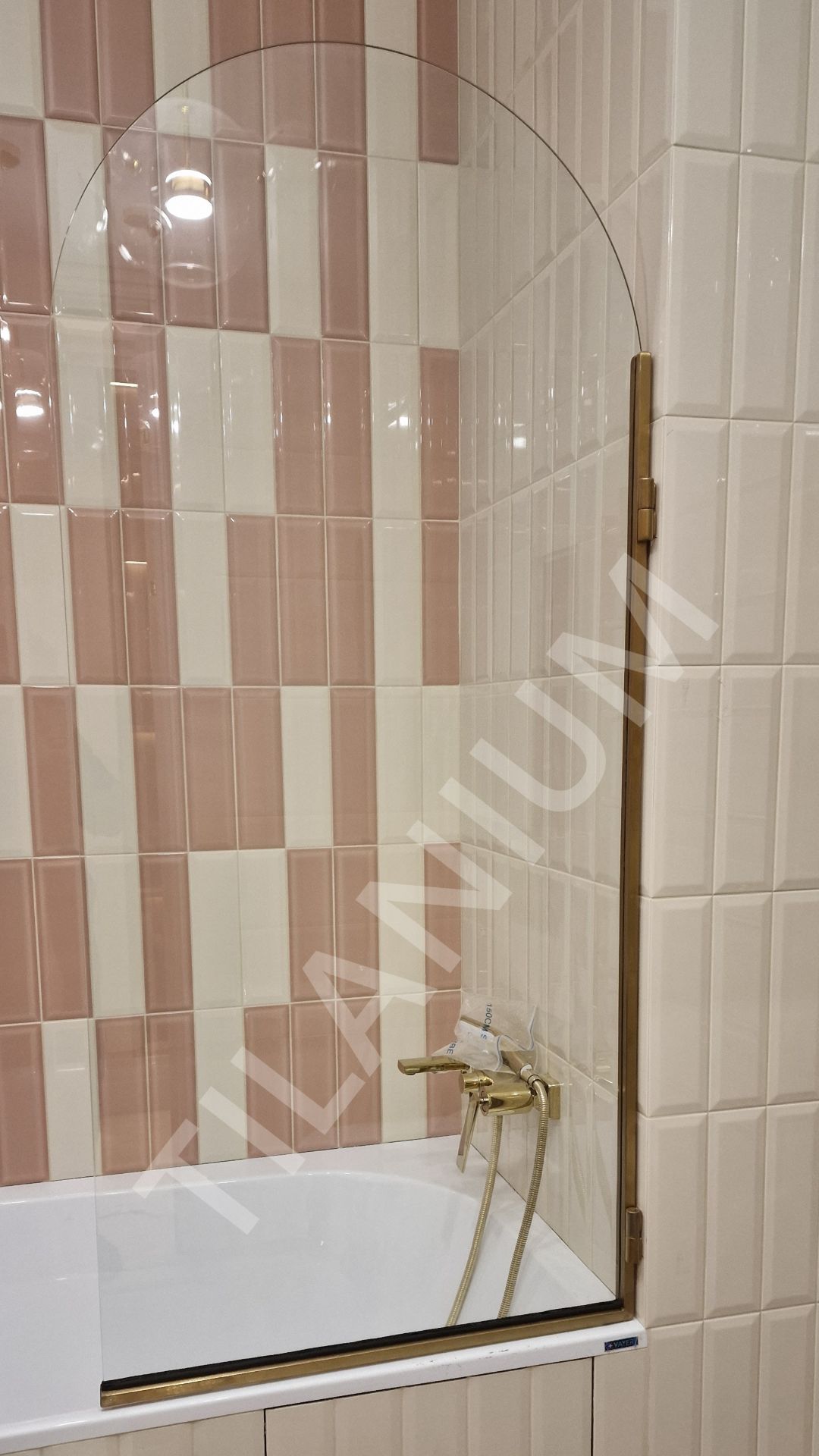 Декоративная перегородка для ванны, в золотой матовой раме