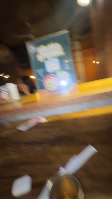 Уставшие после серфинга приехали ужинать