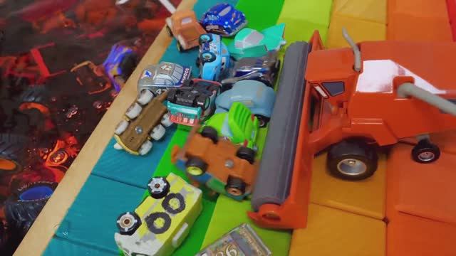 Мини-машинки разных размеров катятся по горке и падают в воду