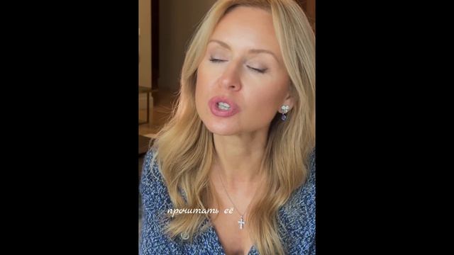 Она обвила его шею руками