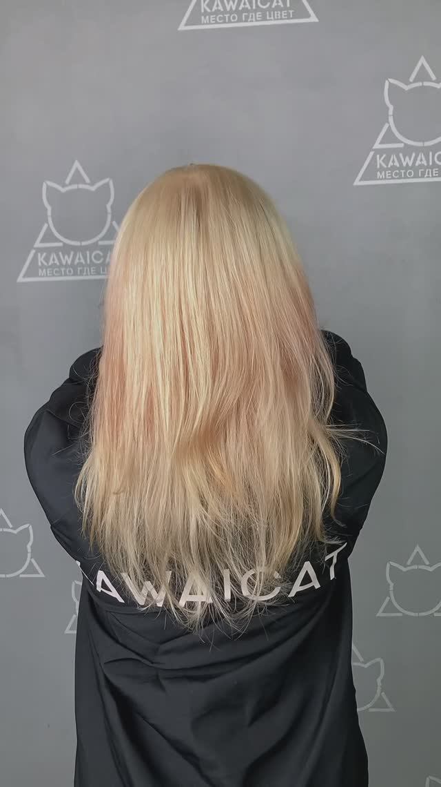 Нежнейший теплый оттенок блонда визуально делает образ более легким и воздушным!