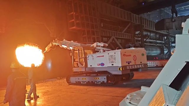 Конвертерная машина для удаления шлака и разборки футеровки у горла конвертера