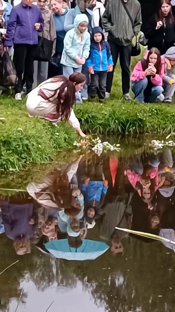 Народные гуляния на Ивана Купалу в Костроме. Пускание венков в воду. 6 июля 2025