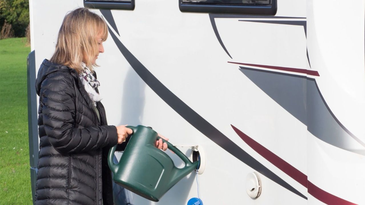 Решение- Огромный дополнительный бак чистой воды без уменьшения пространства дома на колесах